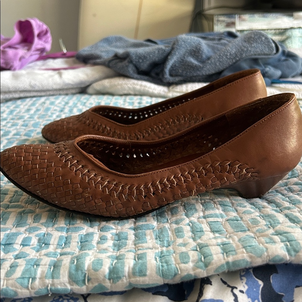 Vintage Brown tan Woven Leather kitten heels size 7